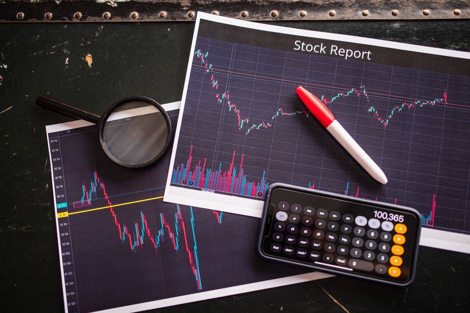 Mercado Imobiliário — Stock report with charts, calculator, and magnifying glass for financial analysis.